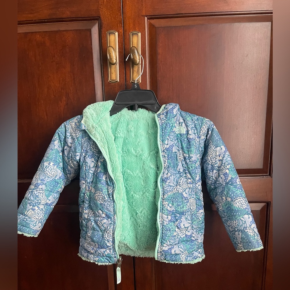4T NorthFace reversible jacket with hood and 2 pockets.